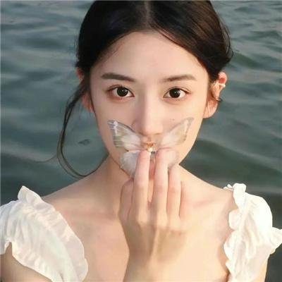 给小酒馆女子喝高杯酒